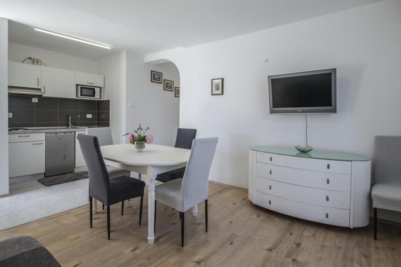 רוביני Apartment Tosca With Parking מראה חיצוני תמונה